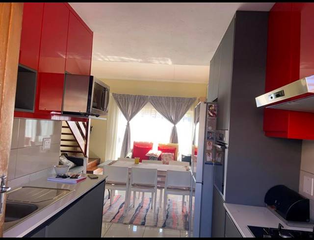 3 BEDROOM TOWNHOUSE FOR SALE IN HEUWELSIG ESTATE